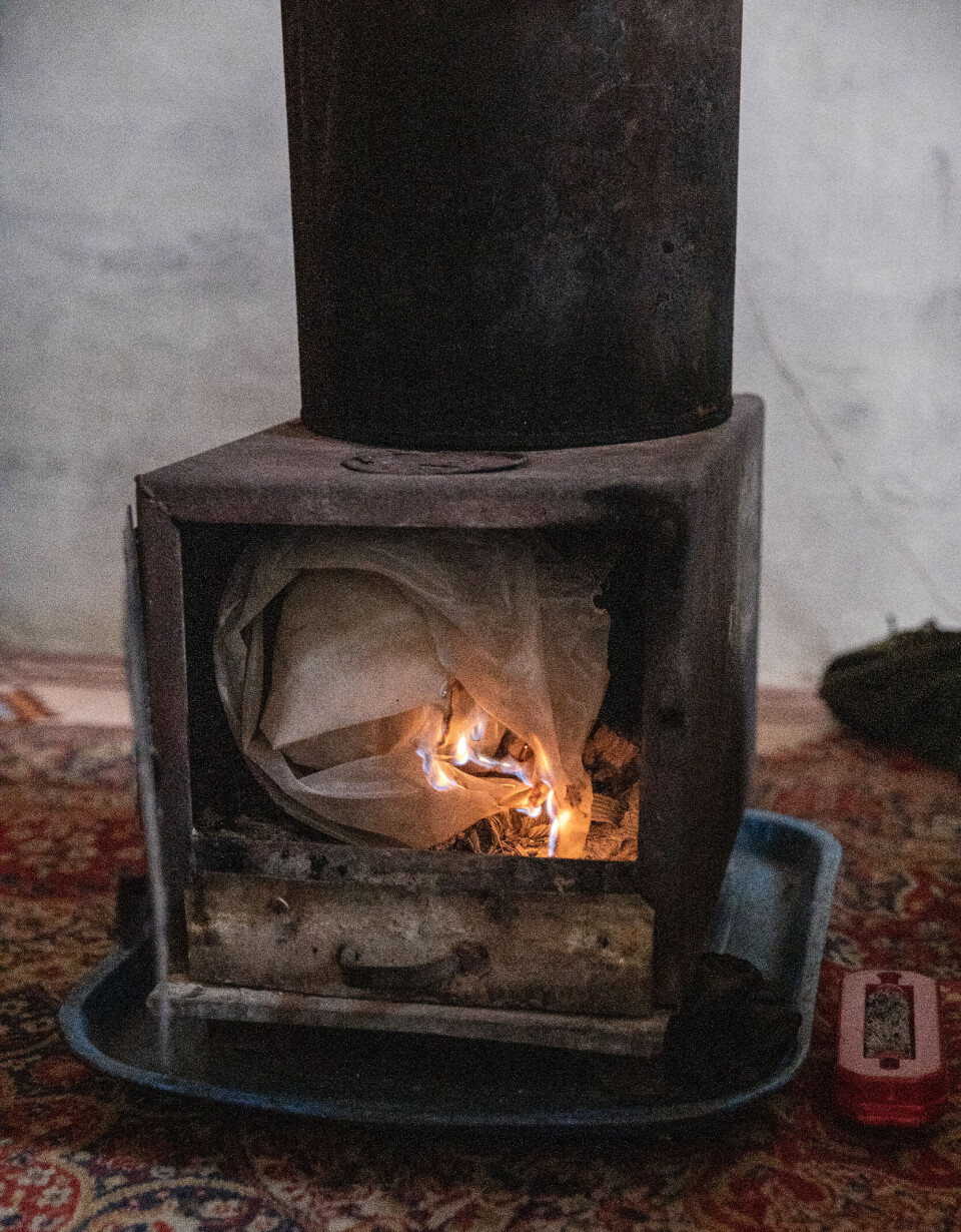 I mangel på ved brenner familien Asaad plast for å holde varmen.