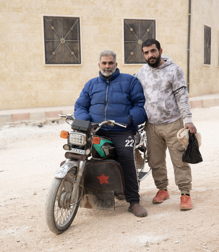 Abo Hisham (t.v.) og Ibrahim har nettopp tatt turen fra Killi-leiren ned til sentrum i landsbyen for å kjøpe brød.