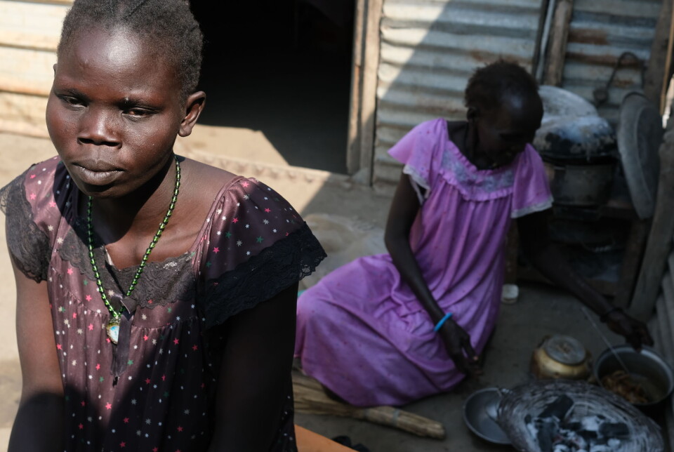 Elisabeth Nyator Tai gikk til fots til Khartoum i Sudan i 2014, på flukt fra krigen. I fjor gikk hun andre veien på flukt fra krigshandlinger der. Hun tør ikke reise hjem til landsbyen hun opprinnelig kom fra. En nabo koker vann i bakgrunnen.