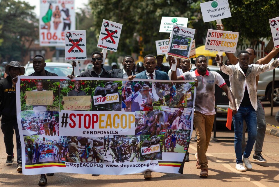 Miljøaktivister protesterer foran Ugandas parlament mot byggingen av den østafrikanske råoljerørledningen (EACOP) i september 2023. Prosjektet skal frakte olje til verdensmarkedene, men motstandere mener det setter naturen i fare og vil fordrive titusener av mennesker.