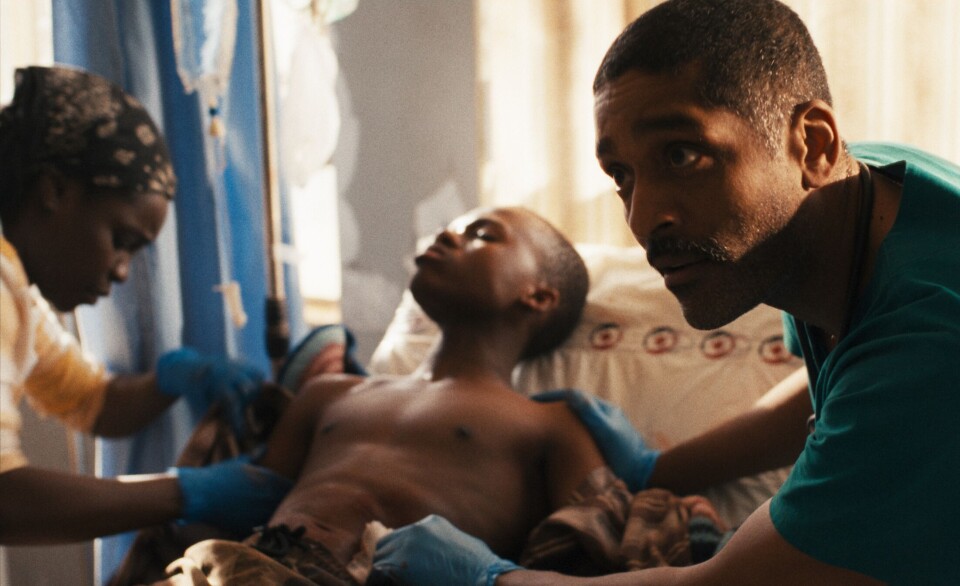 I filmen Før mørket har manusforfatterne har forsøkt å unngå å havne i «white savior»-fella, skriver Anne Håskoll-Haugen. På bildet redder leger Joseph (lexander Karim) og sykepleieren Tessy (Tracy Gotoas) en pasient.