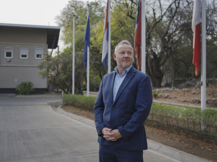 Roar Haugsdal har vært Norges ambassadør til Sør-Sudan i mindre enn ett år, men opplever en stadig mer tilspisset voldssituasjon i landet. Nå må han flytte ambassadens arbeid til nabolandet Kenya.