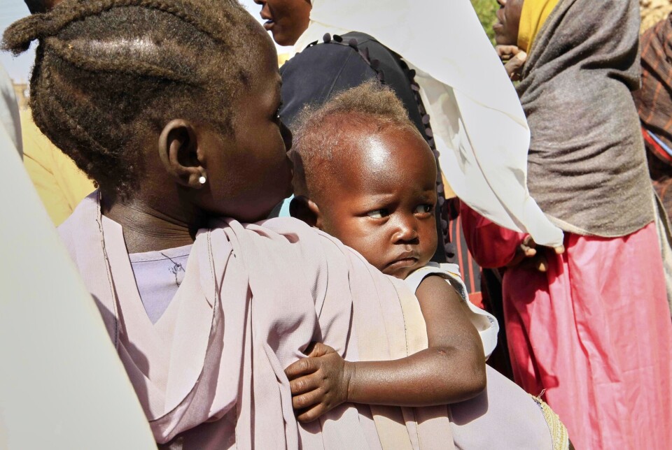 Begge de stridende parter i Sudan-krigen er blitt anklaget for grove overgrep mot sivile. Bildet viser internt fordrevne i byen Omdurman sist helg.