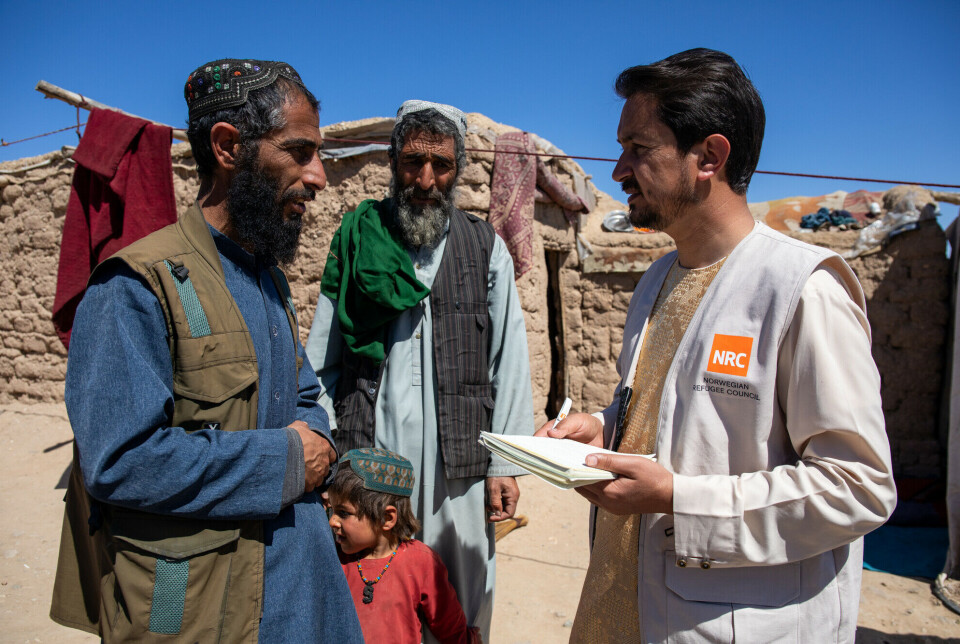Bistandskutt rammer den afghanske befolkningen hardt, og Flyktninghjelpen må nå stoppe deler av hjelpearbeidet sitt. På bildet snakker en ansatt i Flyktninghjelpen med Deen Mohammad i Herat, som sliter med å holde liv i familien sin.