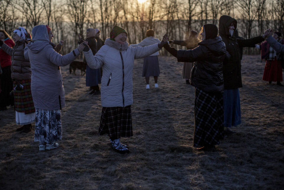 Ukrainske kvinner i Vinnytsia-fylket feiret sist uke den tradisjonsrike ukrainske vårsolverv-festen med sang og dans. Etter en lang vinter har temperaturen igjen nådd godt over null de fleste steder i landet.