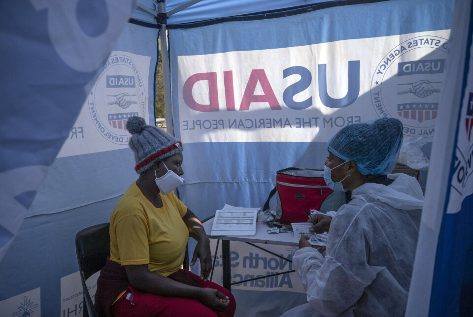 Sykepleier Nomautanda Siduna snakker med en pasient som har hiv på en mobil helseklinikk i Ngodwana i Sør-Afrika. Forskere anslår at så mye som 2,9 millioner flere hiv-smittede kan dø på grunn av store bistandskutt innen 2030.