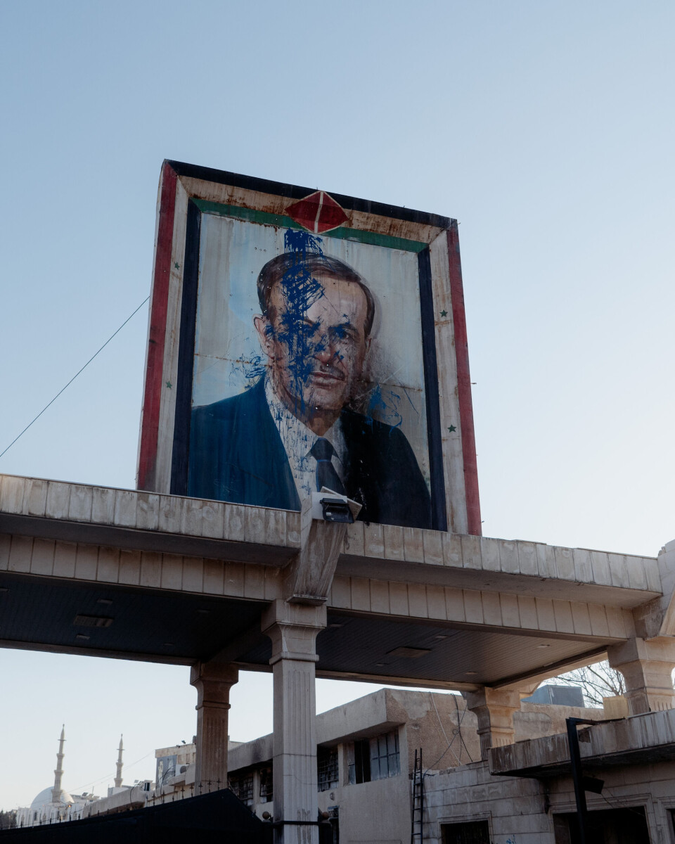 Over hele Syria har bilder og symboler av Assads menn blitt malt over og revet ned.