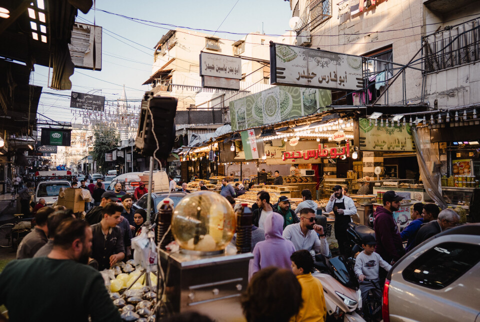 I den travle Al-Midan-gaten ligger restaurantene og matbodene tett. Damaskus er en by full av liv, selv om mye er usikkert for øyeblikket.