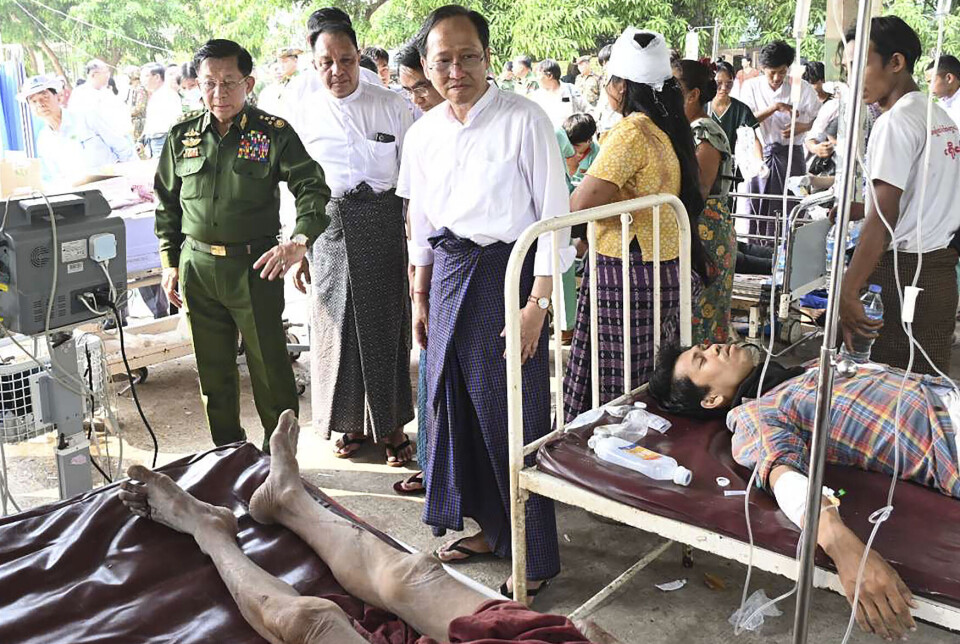 I et bilde sendt ut av militæret, inspiserer seniorgeneral Min Aung Hlaing pasienter på et sykehus i hovedstaden Naypyidaw