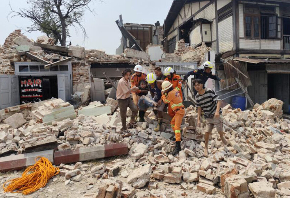 Frivillige og hjelpearbeidere har jobbet sammen for å redde folk ut av ruinene etter det kraftigste jordskjelvet i Myanmar på over 100 år. Bildet, som er tatt søndag 30. mars – to dager etter skjelvet – er fra Pyawbwe i Mandalay.