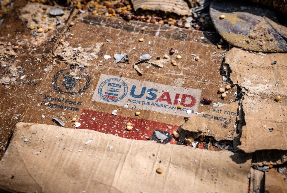 En USAID- og en WFP-logo synes etter at et av WFPs varehus ble plyndret i Bukavu i DR Kongo i februar i år. Millioner av mennesker i DR Kongo, Syria, Sudan, Sør-Sudan og andre land står nå i fare for å miste nødhjelp på grunn av bistandskutt, advarer Verdens matvareprogram (WFP).