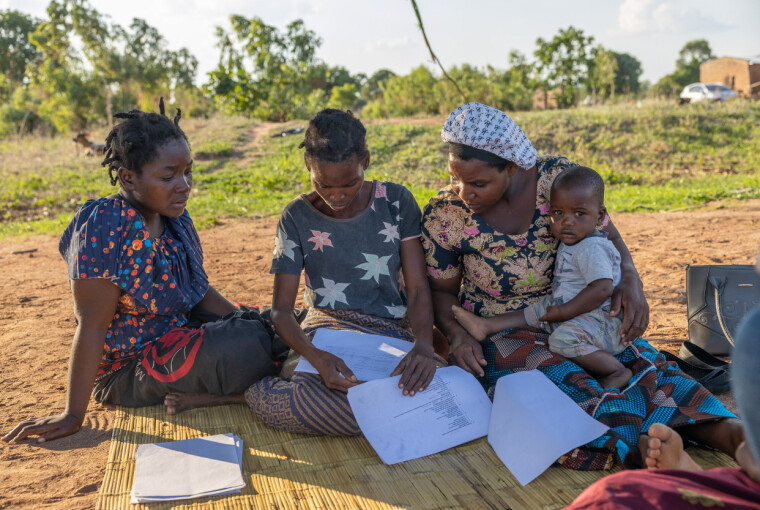 Utviklingsfondets samarbeidspartner i Malawi, Heifer Malawi, brukte penger som skulle gå til aktiviteter for bønder til egne lønninger. Da Panorama besøkte andre prosjektområder i Malawi i 2023 kom en rekke bønder, inkludert de på bildet, med krass kritikk mot Utviklingsfondets partnerorganisasjon Heifer og hevdet organisasjonen gjorde lite av det den lovte.