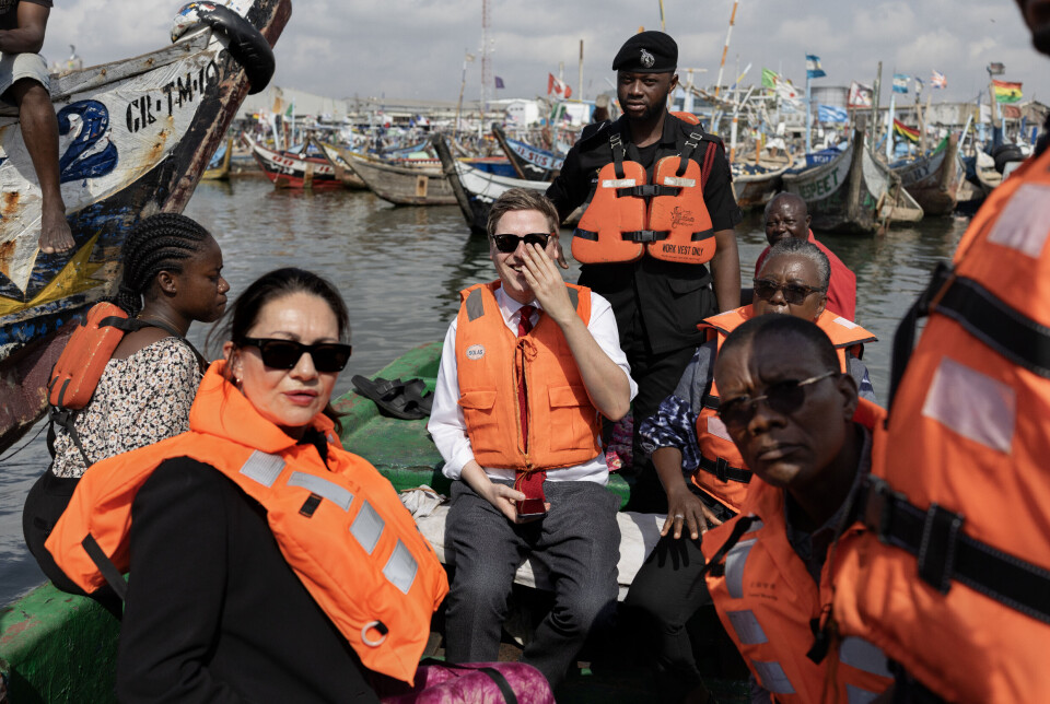 Etter møtet med fiskere og fagforeninger, drar ambassadør Ingrid Mollestad, Aukrust og Ghanas fiskeriminister Emelia Arthur på en liten båttur inne i havna i Tema. – Fisk er vår mest dyrbare ressurs. Men fisk er ikke bare mat, det er kultur, lokalsamfunn og arbeidsplasser, sier Aukrust.