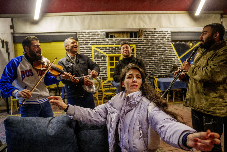 Zeinab føler seg hjemme på den irakiske stamkafeen i Samsun. Her møter hun venner fra andre arabiske land, og de har blitt som en ny familie i eksil for henne.