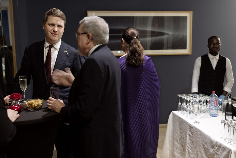 I en mottakelse i den norske ambassadørens residens, møter Aukrust blant annet lokalt næringsliv, Den afrikanske utviklingsbanken og Norfund. Her samtaler han med Verdensbankens land-direktør.