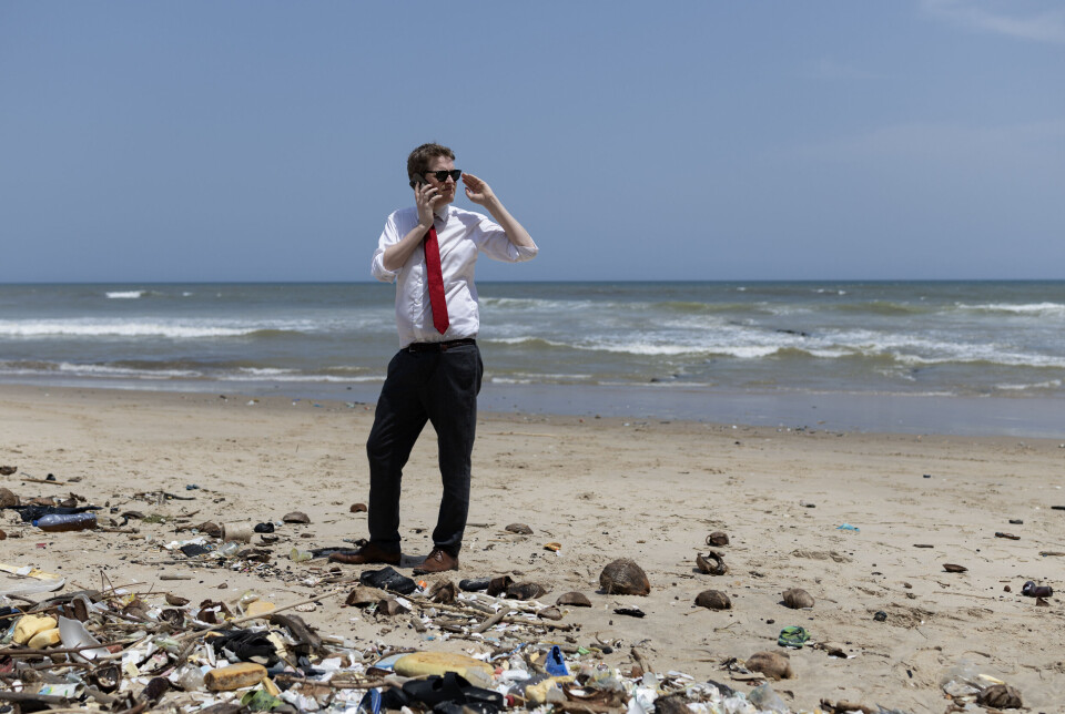 Svipptur til gullkysten: Utviklingsminister Åsmund Aukrust på stranda nedenfor Osu Castle, i Accra, Ghana – hvor Norge blant annet jobber mot plastforurensing. – Hvis brorparten av amerikanske penger forsvinner, må vi tegne opp en helt ny bistandsarkitektur, sier han.