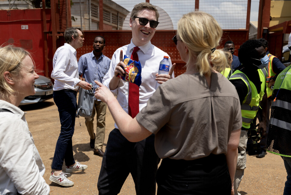 En flaske vann og en pose norsk Kims potetgull fra en av UD-diplomatene gir energi til til Aukrusts stramme Accra-program.