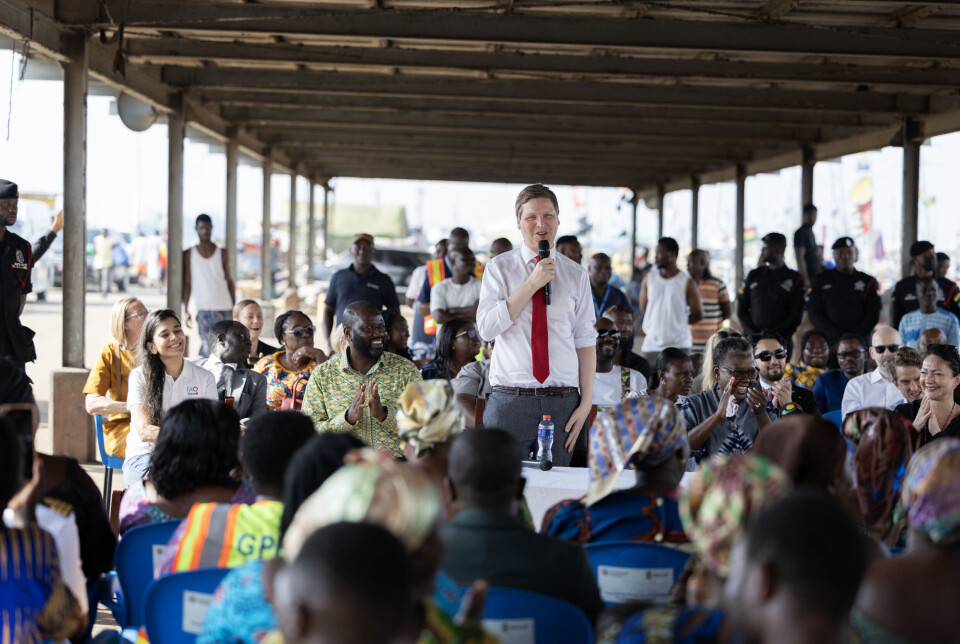 – Jeg er veldig glad for å være her og diskutere fiskeri og beskyttelse av hav, sa Aukrust da han talte på havna i Tema.