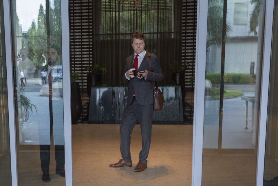 Det er ikke mange lommer til egentid i løpet av Aukrusts 36 timer i Accra, men på Hotel Gold Coast kan han puste ut mellom møtene.