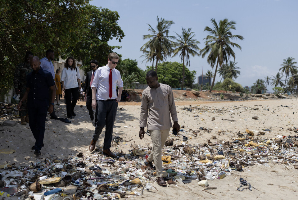 På stranda nedenfor Osu Castle ser den norske ministeren hvor mye søppel og plast som har skylt inn fra Guinea-bukta.