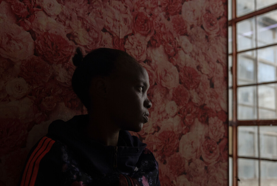 Uten hivmedisiner er den unge trebarnsmoren Regina Wanjiko redd for å dø. Hun tør ikke å oppsøke en offentlig klinikk.