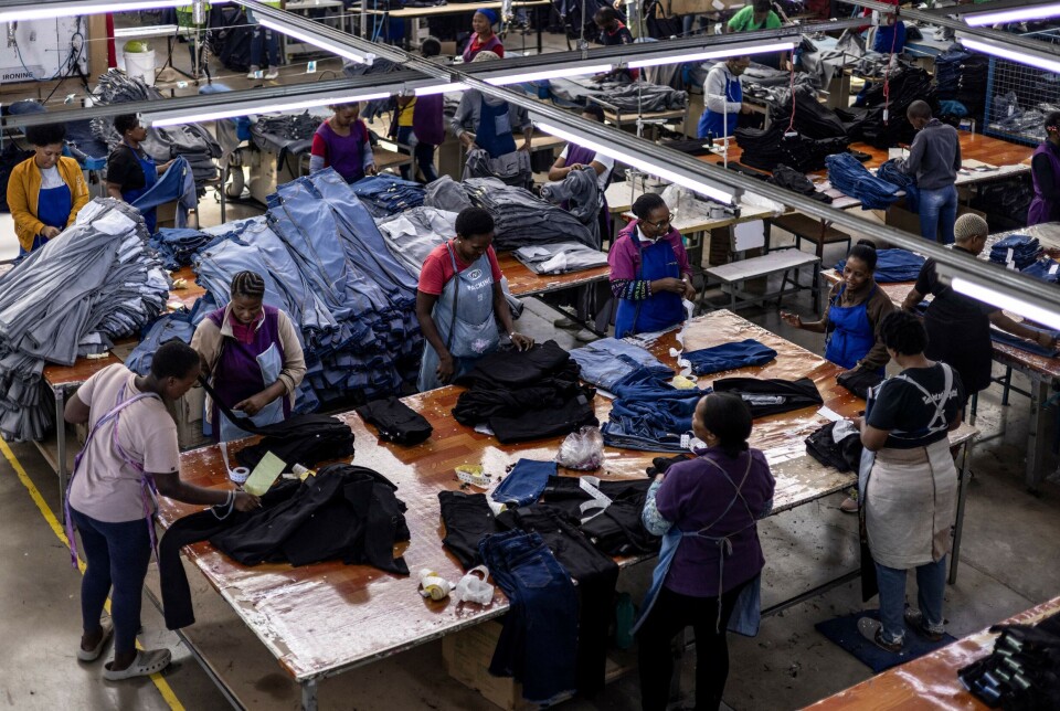 Lesotho har de nest høyeste hiv-tallene av noe land i verden, men USAs bistandskutt har stoppet hiv-responsen, med enorme konsekvenser for hundretusener av mennesker. Når USA nå også innfører kjempetoll på import fra det lille afrikanske landet, frykter mange at det kan være kroken på døra for Lesothos klesindustri – landets desidert største sysselsetter.