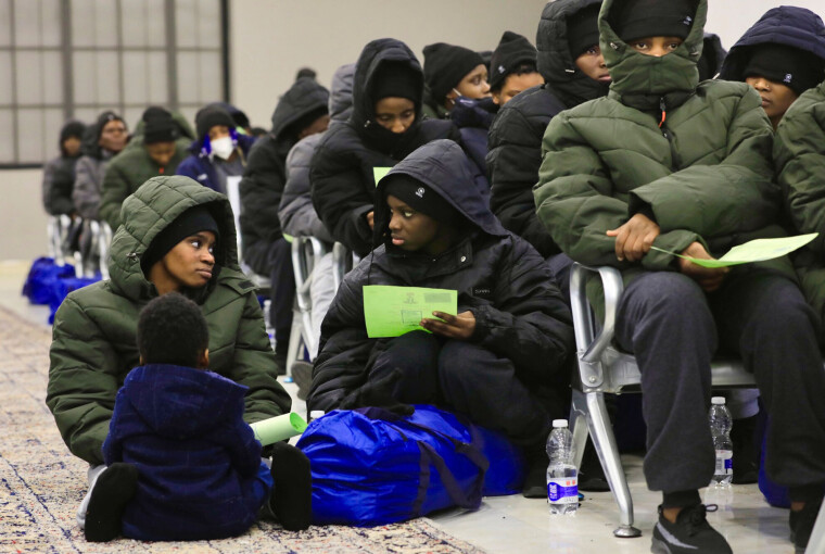 Libya huser nærmere 750.000 flyktninger og migranter, ifølge FN. Mange av dem har fått hjelp av hjelpeorganisasjoner. Bildet viser en gruppe blant 180 nigerianske migranter som ble deportert fra Libyas hovedstad Tripoli 18. mars.