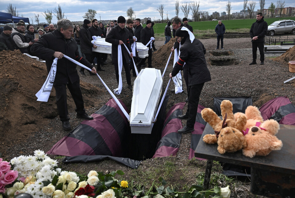 Barn er blant de mest sårbare og utsatte i Ukraina-krigen. På bildet blir to barn i byen Kryvyi Rih gravlagt etter et russisk angrep 4. april. Titalls mennesker, blant dem mange barn, ble skadet i angrepet.