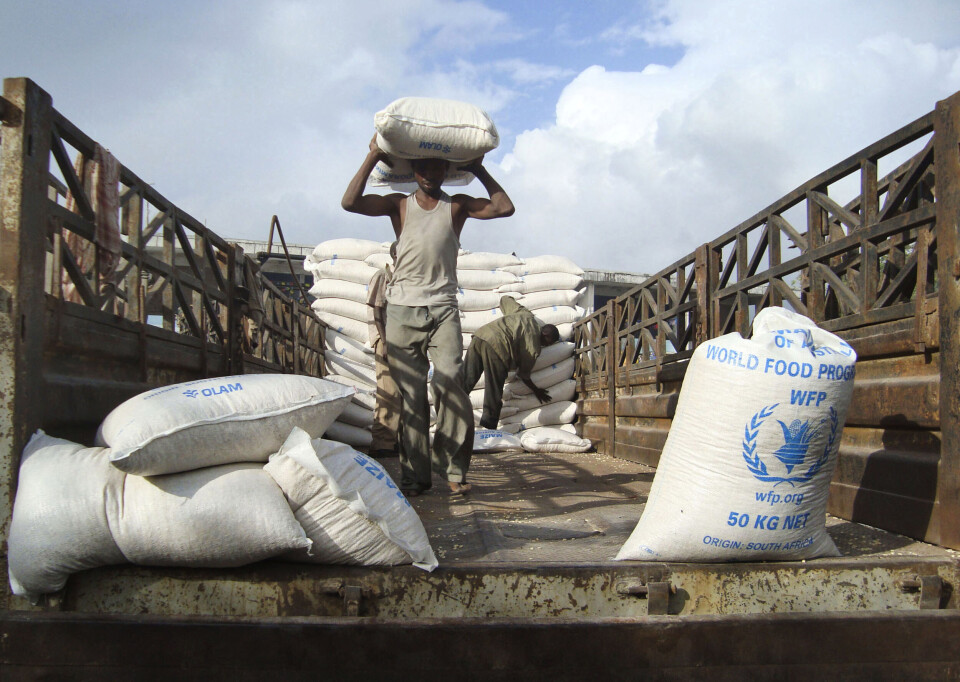 Nødhjelp fra Verdens matvareprogram ble losset fra en bil i Mogadishu, Somalia, i 2011. Nå skal flere WFP-programmer som har vært frosset, være gjenopprettet, ifølge Reuters.