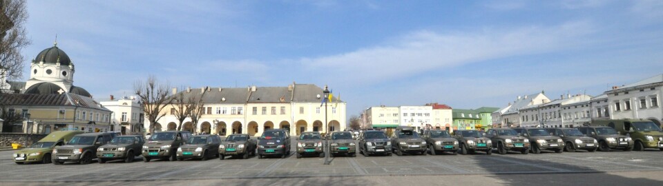 Foreningen Ukrainian Freedom Convoys samlet i fjor inn åtte millioner kroner til sitt arbeid i Ukraina. På bildet står en konvoi på atten grønnmalte norske biler klare på et torg i den ukrainske byen Lviv.