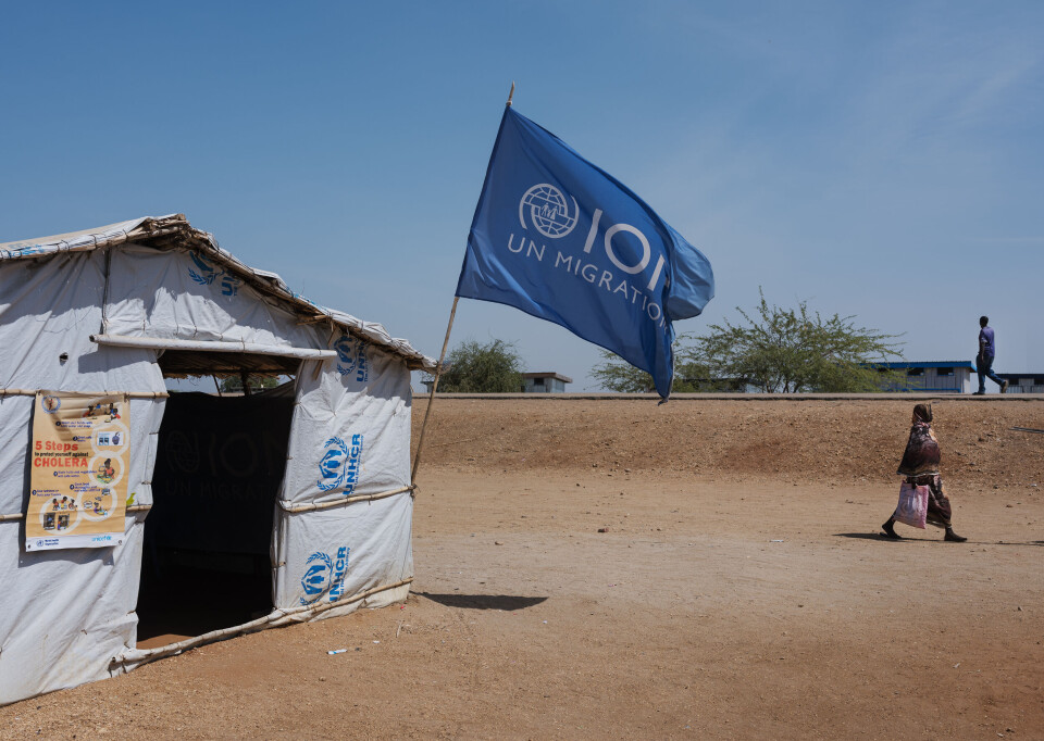 Nå dør barn i Sør-Sudan på grunn av USAs kutt i helsebistanden til landet, melder Redd Barna. Bildet er fra en registreringsleir for flyktninger ved grensen til Sudan helt nord i Sør-Sudan. Plakaten på teltveggen advarer mot kolera.