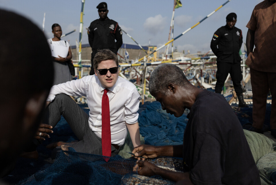 Utviklingsminister Åsmund Aukrust besøkte nylig Ghana, der han møtte representanter for ulike sivilsamfunnsaktører. Her slår han av en prat med fiskeren Amarah i Tema, hjemmehavn for tusenvis av fiskere i en sektor som sysselsetter 10 prosent av landets befolkning.