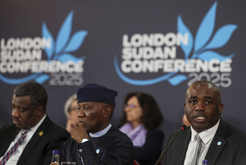 En rekke representanter var til stede på møtet i London tirsdag. T.v. Den afrikanske unions sikkerhetskommissær Bankole Adeoye, t.h. Storbritannias utenriksminister David Lammy. Norges utviklingsminister, Åsmund Aukrust, deltok også.