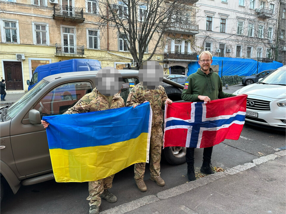 Russlands fullskala-invasjon i februar 2022 vekket et sterkt engasjement hos advokaten Ole Kvåle. Siden dengang har foreningen hans samlet inn 12 millioner kroner til biler, til Ukrainas hær. Av sikkerhetsgrunner har Ukranian Freedom Convoys sladdet ansiktene til de ukrainske soldatene på bildet.