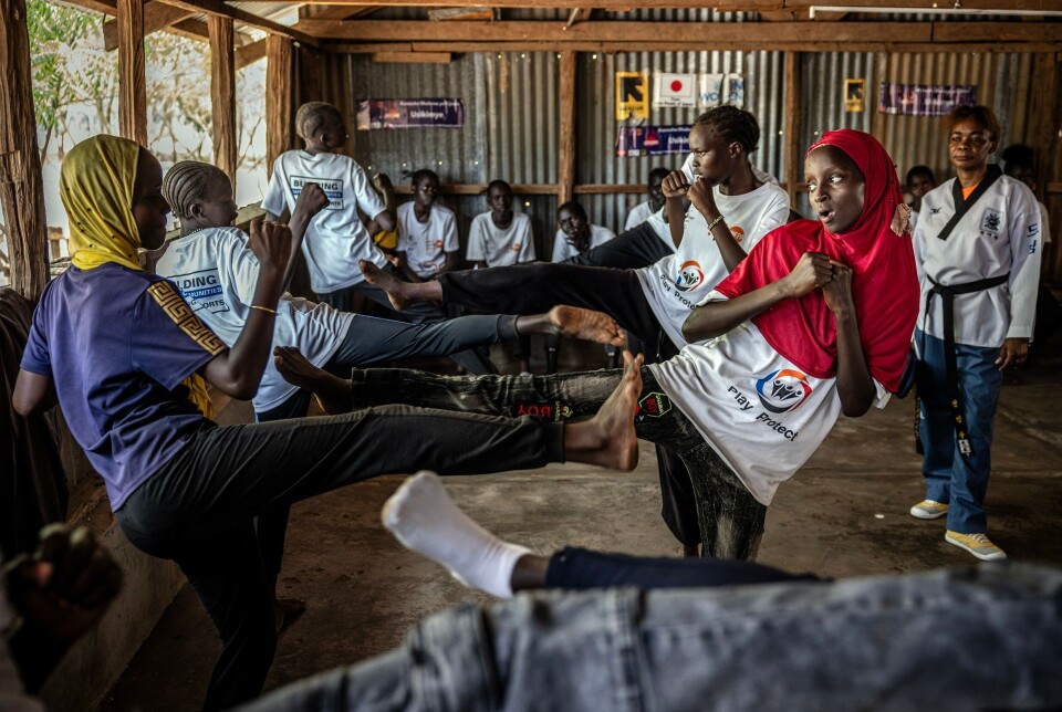 Uwase Gakura Samia (15) fra Burundi trener taekwondo i Kakuma i slutten av mars i år. Leiren, helt nord i Kenya, er hjem til mer enn 300 000 mennesker fra Sør-Sudan, Somalia, Uganda og Burundi. Sist måned var det demonstrasjoner inne i leiren grunnet USAs bistandskutt.