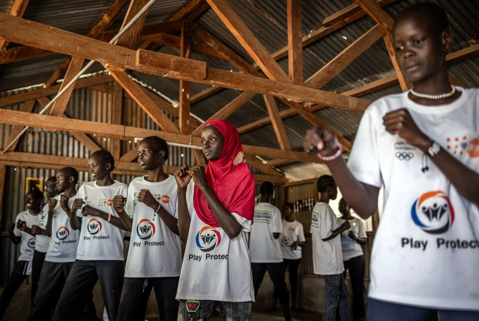 Hver lørdag samles jenter fra 12 til 18 år i Kakuma-leiren for å trene taekwondo. Programmet skal ifølge UNFPA styrke jenters motstandskraft. Men med massive bistandskutt kan initiativet tilpasset 15 år Uwase Gakura Samia og de andre jentene i flyktningleiren forsvinne.