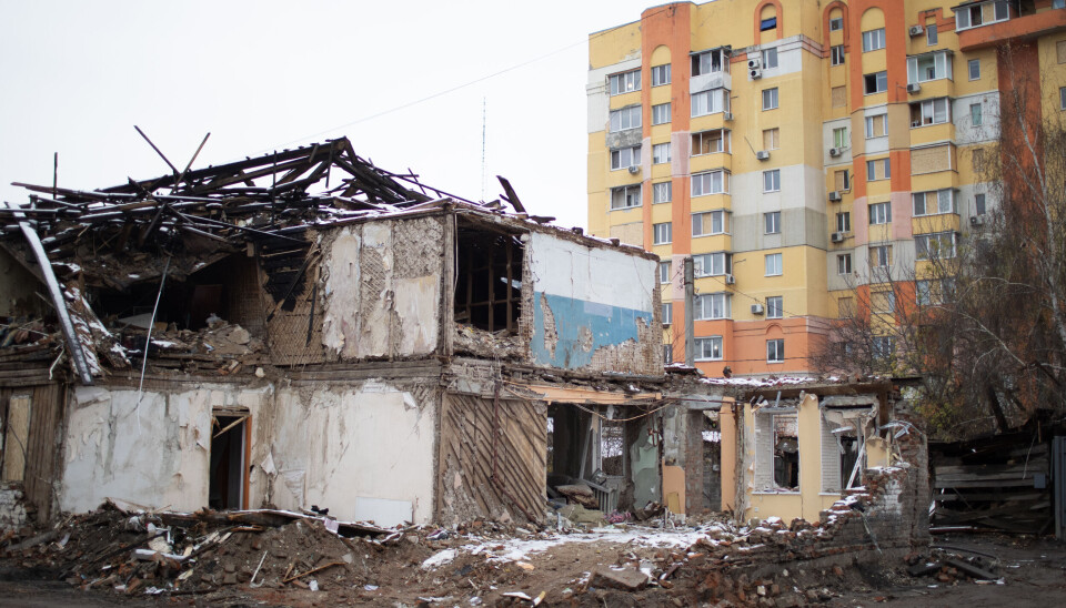 Norge øker støtten til Ukraina. Den norske støtten skal blant annet gå til boliger. Bildet er fra 2024 og viser ødelagte boliger i Kharkiv.