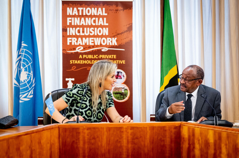 Dronning Máxima av Nederland diskuterte privat-offentlig samarbeid med Tanzanias daværende sentralbanksjef Florens Luoga i Dar es Salaam i 2022.