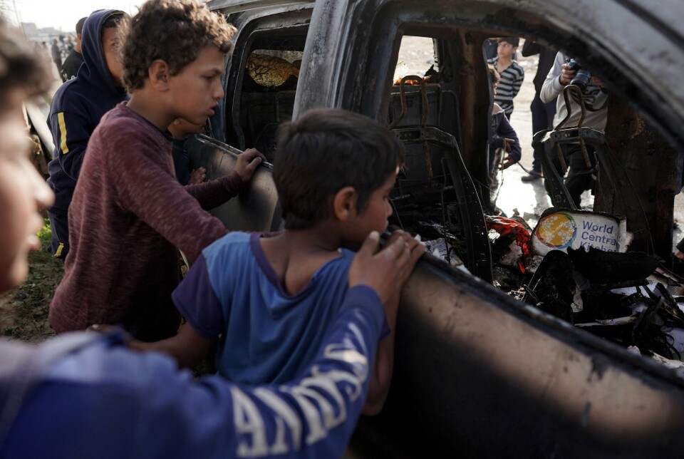 Amnesty anklager Israel for folkemord i Gaza i ny rapport. Bildet viser folk rundt en utbrent bil brukt av hjelpeorganisasjonen World Central Kitchen etter et israelsk angrep i Deir al-Balah, Gaza, i fjor.