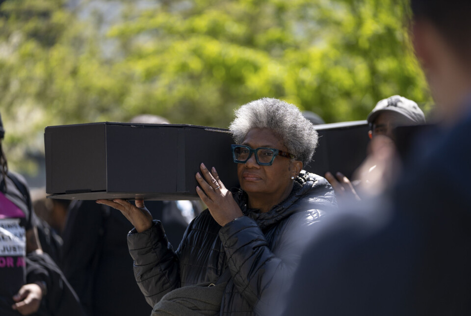 Demonstranter stabler papirkister i protest mot Trumps kutt i bistandsprogrammet Pepfar utenfor Utenriksdepartementet i Washington 17. april 2025.