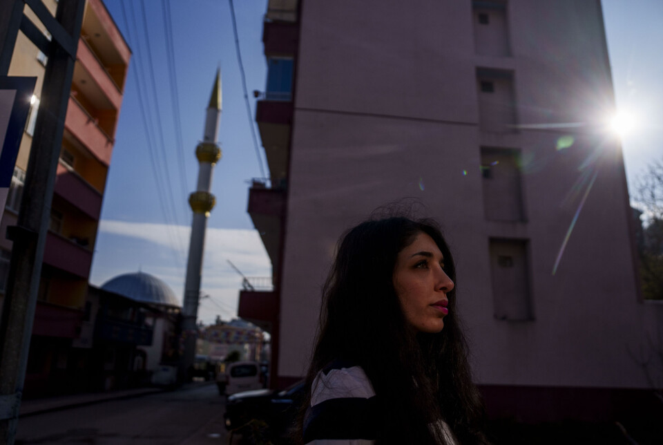 Zeinab kan ikke reise tilbake til Iran, men hun drømmer om å flytte til et annet land hvor hun blir akseptert og kan leve trygt.
