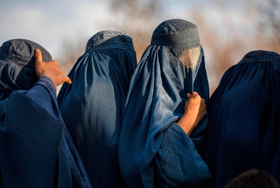 Afghanistan er satsingslandet i Norges arbeid for «kvinner, fred og sikkerhet» som har mottatt mest likestillingsbistand siden 2000. Bildet viser burkakledde afghanske kvinner i matkø utenfor Kabul i mars 2025.