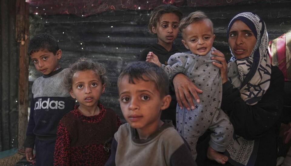 Wedad Abdelaal viser fram de fem barna sine, som alle bærer tydelig preg av underernæring. Det er en skjebne de deler med titusenvis av barn på Gazastripen, der Israels nødhjelpsblokade nå har gått inn i sin tredje måne.