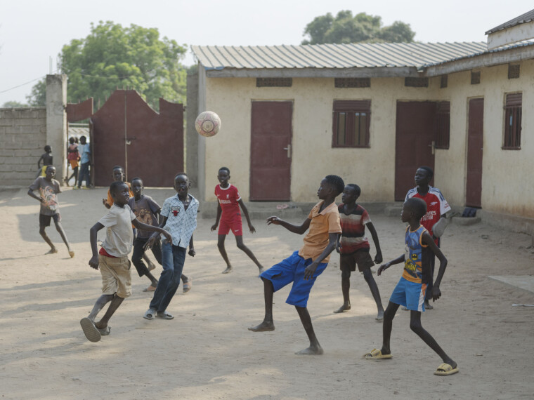 Sør-Sudan, som er blant Norges største bistandsmottakere, kommer enda en gang helt nederst på UNDPs utviklingsindeks. På et ungdomssenter i Juba tilbys unge gutter idrettsglede i en utrygg hverdag.