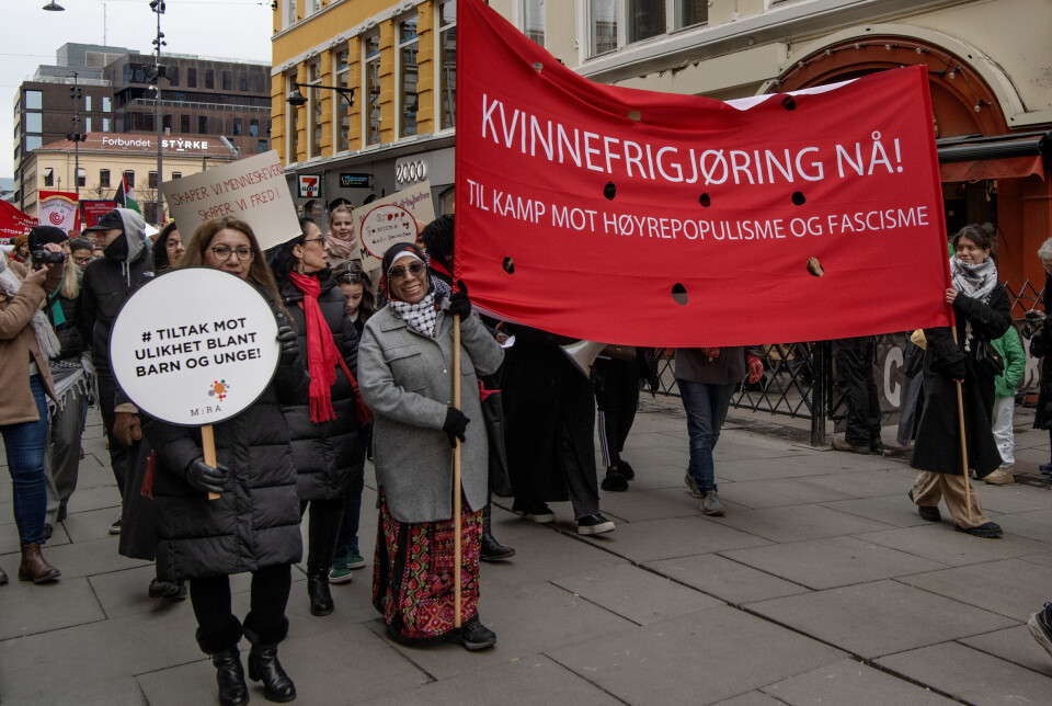 Kvinner holdt opp banneret «Kvinnefrigjøring nå! Til kamp mot høyrepopulisme og fascisme» under årets 8. mars-markering i Oslo.