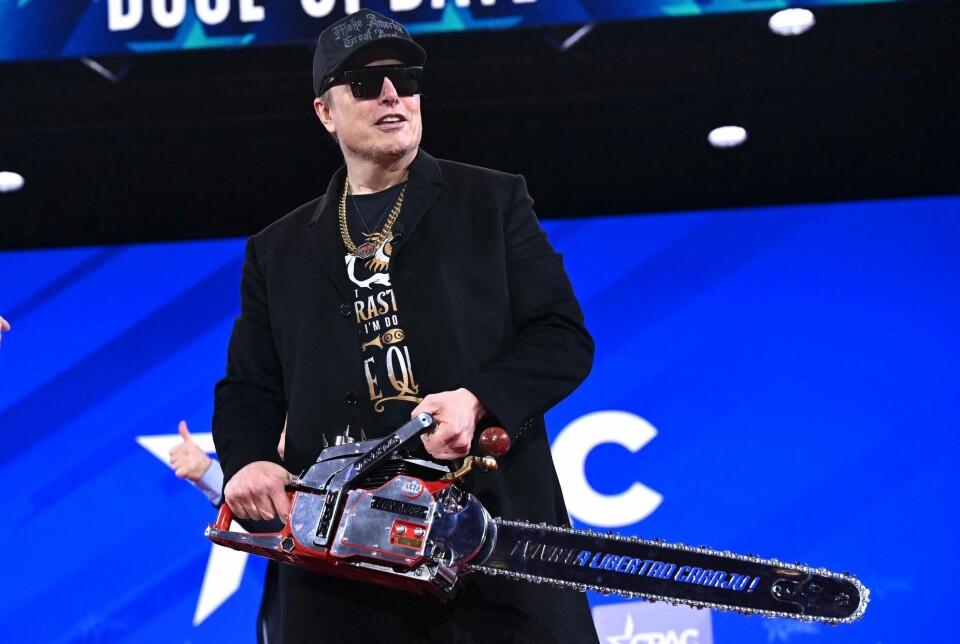 Verdens rikeste mann Elon Musk er også presidentens uoffisielle minister for statlige nedskjæringer. Kuttene har rammet amerikansk bistand hardt, med enorme konsekvenser for verdens fattige. Her er han på scenen under et konservativt møte 20. februar i år.