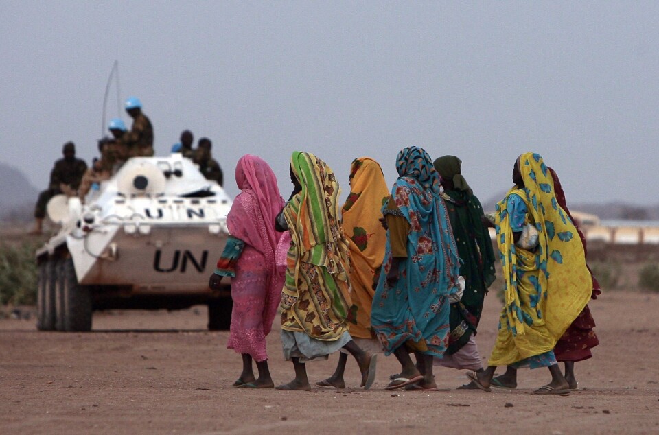 Fordrevne sudanske kvinner passerer et pansret FN-kjøretøy i Nyala, Sør-Darfur, i 2009.