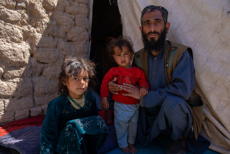 Kafia (6), Fazl Rahman (2) og faren deres, Deen Mohammad (38), er blant flere millioner internt fordrevne i Afghanistan som følge av mange år med konflikt og tørke.
