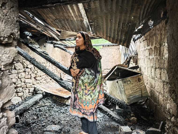 Saima Talib (25) ser på restene av hjemmet sitt i Salamabad, som ble ødelagt under trefningene i Kashmir.