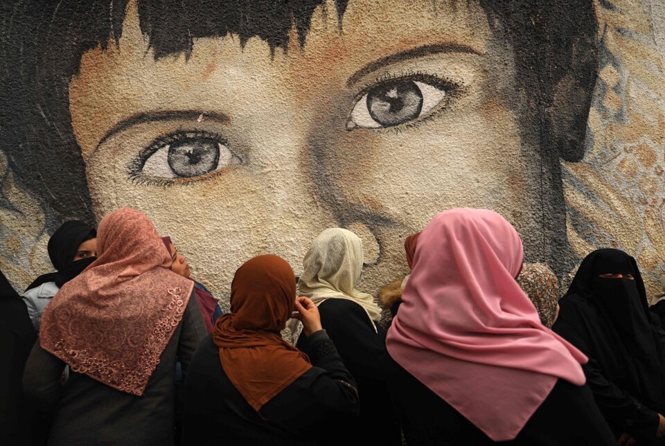 Palestinske kvinner demonstrerte mot bistandskutt utenfor hovedkvarteret til FNs hjelpeorganisasjon for palestinske flyktninger (UNRWA) i Gaza by i 2021. Nå er det ti uker siden Israel innførte en full blokade av nødhjelp til Gaza.